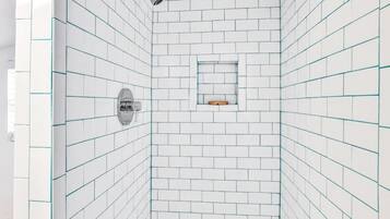 Douche, séchoir à cheveux, serviettes fournies