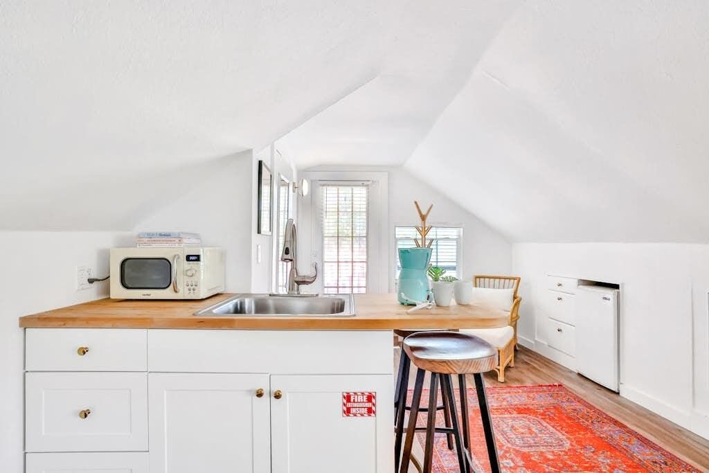 Microwave, coffee/tea maker, toaster
