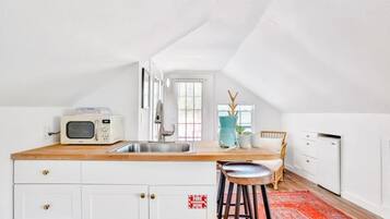 Microwave, coffee/tea maker, toaster