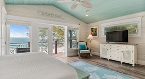 Room - Luxury oceanfront home w/ pool, spa, free parking (Holmes Beach)
