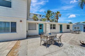 Outdoor dining - Serene oceanfront suite with Gulf view, grill, patio, central AC, & WD (Holmes Beach)