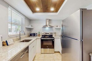Wasserkocher mit Kaffee-/Teezubehör, Kühlschrank, Mikrowelle, Ofen
