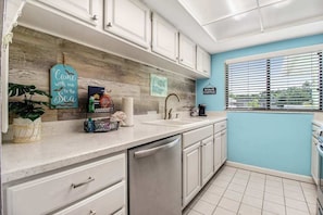 Coffee/tea maker, fridge, microwave, oven - Quiet condo with a heated pool & central AC - short walk to the beach (Siesta Key)
