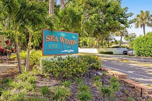 Property grounds - Quiet condo with a heated pool & central AC - short walk to the beach (Siesta Key)