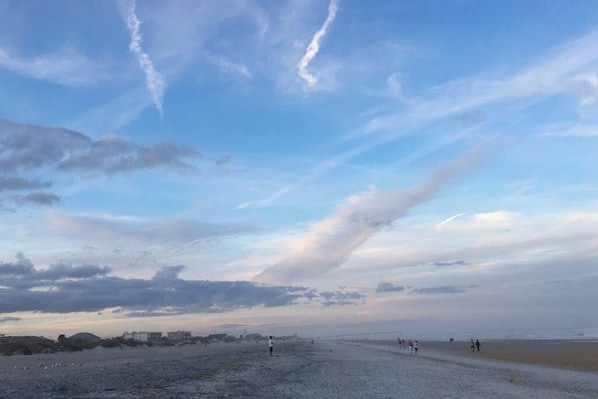 Beach nearby - Quiet condo with a heated pool & central AC - short walk to the beach (Siesta Key)