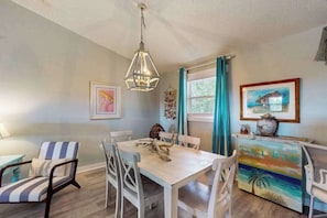 Dining - Cozy bungalow with shared pool,  internet, onsite washer and dryer (Sarasota)