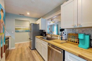 Coffee/tea maker, fridge, microwave, oven - Cozy bungalow with shared pool,  internet, onsite washer and dryer (Sarasota)