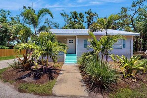 Exterior - Cozy bungalow with shared pool,  internet, onsite washer and dryer (Sarasota)