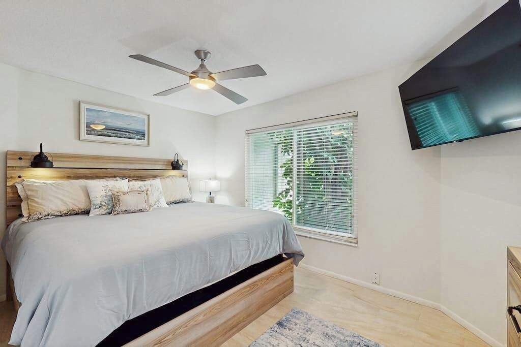 Dog Friendly Home With Private Pool, On Golf Course, And Washer And Dryer - Sarasota, FL