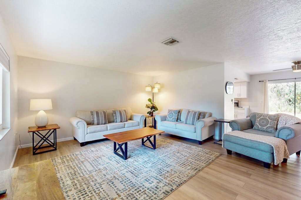 Renovated Retreat - Dog-friendly Yard, Ac & Wd - Snowbirds Welcome - Sarasota, FL