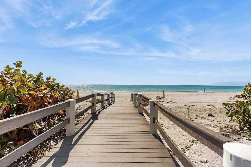 På stranden