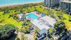 Ein Resort mit Schwimmbad, direkt am Strand und modernen Gebäuden.