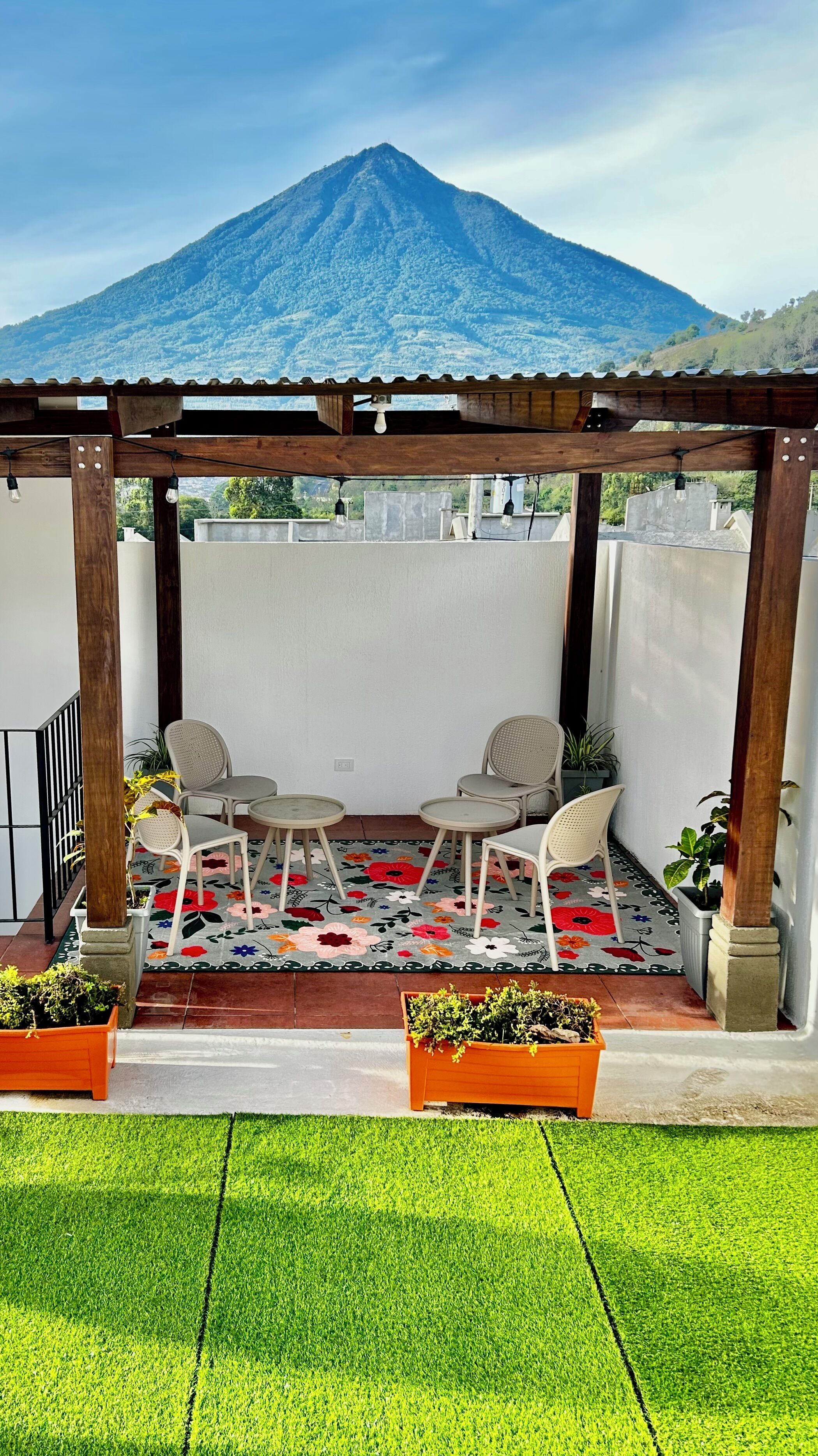 Une terrasse couverte avec vue sur une montagne.
