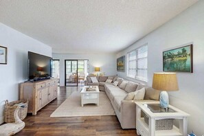 TV - Newly-Renovated, Dog-Friendly Home w Private Heated Pool & Streaming Services (Anna Maria)