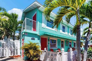 Exterior - 2nd-floor condo with heated pool - walk to beach & Bridge Street (Bradenton Beach)