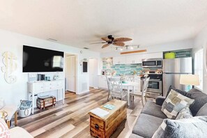 TV, offices - 2nd-floor condo with heated pool - walk to beach & Bridge Street (Bradenton Beach)