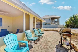 Outdoor dining - Quaint beachfront duplex villa in ideal location with screened lanai & free trolley (Holmes Beach)