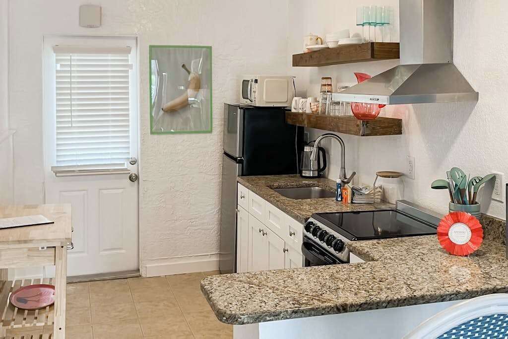 Réfrigérateur, four à micro-ondes, un four, surface de cuisson