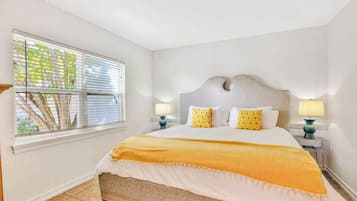 Tabla de planchar con plancha, wifi, ropa de cama
