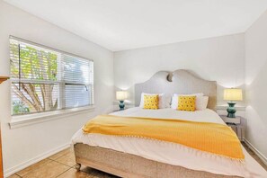 Tabla de planchar con plancha, wifi, ropa de cama