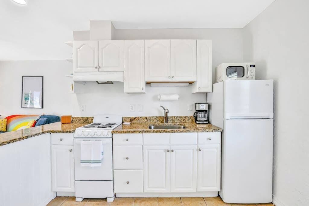 Réfrigérateur, four à micro-ondes, un four, surface de cuisson