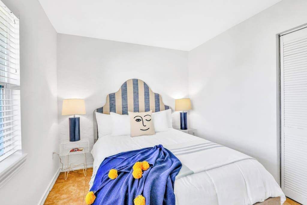 Tabla de planchar con plancha, wifi, ropa de cama