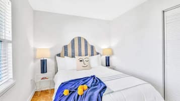 Tabla de planchar con plancha, wifi, ropa de cama