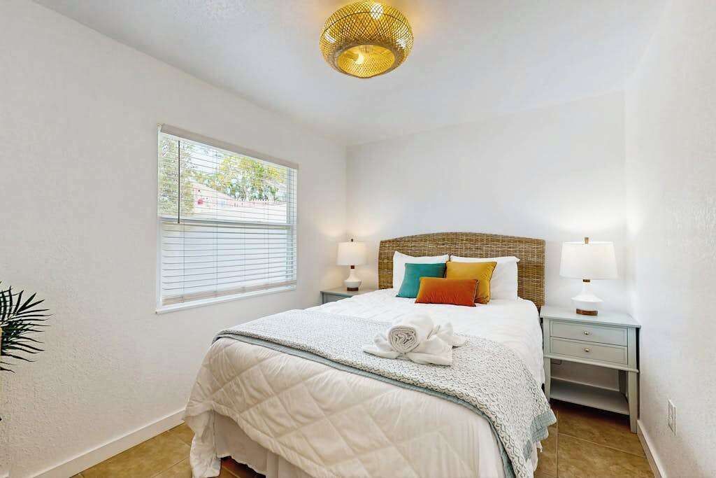 Tabla de planchar con plancha, wifi, ropa de cama