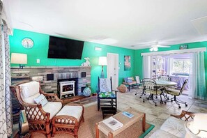Fernseher, Kamin, Tischfußball, Arbeitsbereiche