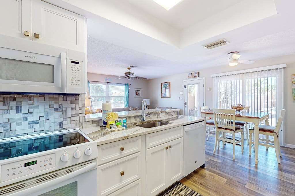 Coffee/tea maker, fridge, microwave, oven