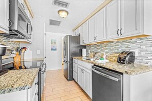 Coffee/tea maker, fridge, microwave, oven - Full duplex with separate outdoor areas, 2 kitchens, & WDs - walk to beach (Holmes Beach)