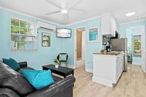TV, DVD player, offices - Suite w Shared Pool, High-Speed WiFi - Steps to the Beach, Snowbird-Friendly (Siesta Key)