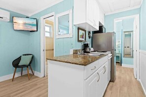 Coffee/tea maker, fridge, microwave, oven - Suite w Shared Pool, High-Speed WiFi - Steps to the Beach, Snowbird-Friendly (Siesta Key)