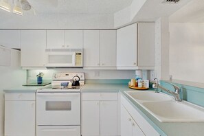 Wasserkocher mit Kaffee-/Teezubehör, Kühlschrank, Mikrowelle, Ofen