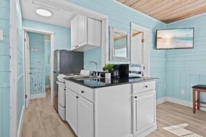 Coffee/tea maker, fridge, microwave, stovetop - Suite w Shared Pool, Free WiFi, Central AC - Steps to the White Sand Beach (Siesta Key)