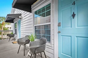 Terrace/patio - Suite w Shared Pool, Free WiFi, Central AC - Steps to the White Sand Beach (Siesta Key)
