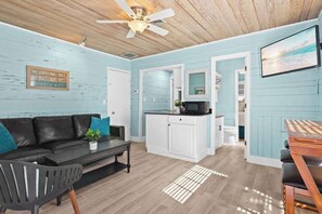 TV, DVD player, offices - Suite w Shared Pool, Free WiFi, Central AC - Steps to the White Sand Beach (Siesta Key)