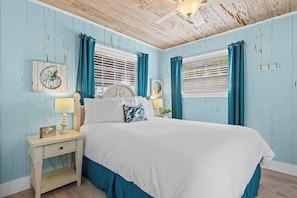 Iron/ironing board, WiFi, bed sheets - Suite w Shared Pool, Free WiFi, Central AC - Steps to the White Sand Beach (Siesta Key)