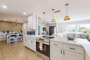 Wasserkocher mit Kaffee-/Teezubehör, Kühlschrank, Mikrowelle, Ofen