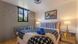 A modern bedroom with a bed, bedside lamps, a painting, and a window with a view. - Accommodation in Condesa with a balcony, within walking distance of Roma (Ciudad de México)