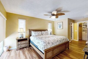 Iron/ironing board, travel cot, WiFi, bed sheets - Dog-friendly house with pool, lanai, firepit, grill, patio, & enclosed backyard (Sarasota)