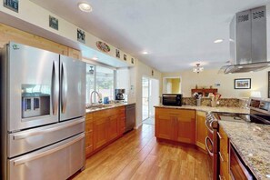 Coffee/tea maker, fridge, microwave, oven - Dog-friendly house with pool, lanai, firepit, grill, patio, & enclosed backyard (Sarasota)