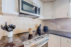 Wasserkocher mit Kaffee-/Teezubehör, Kühlschrank, Mikrowelle, Ofen