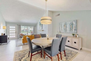 Dining - St Armands oasis with saltwater pool - walk to beach & shops (Sarasota)