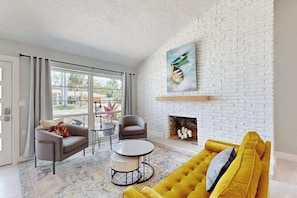 TV, DVD player, stereo - St Armands oasis with saltwater pool - walk to beach & shops (Sarasota)