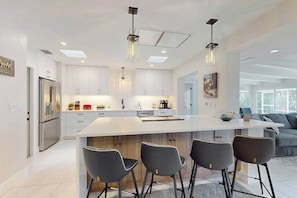 Coffee/tea maker, fridge, microwave, oven - St Armands oasis with saltwater pool - walk to beach & shops (Sarasota)