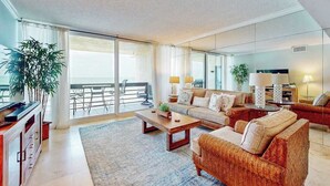 Ein modernes Wohnzimmer mit einer Couch, einem Couchtisch und einer TV-Konsole.