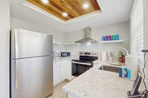 Coffee/tea maker, fridge, microwave, oven - Cozy retreat, steps away from Gulf and beaches, dog friendly, AC (Holmes Beach)