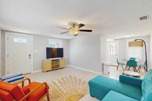 TV, offices - Cozy retreat, steps away from Gulf and beaches, dog friendly, AC (Holmes Beach)