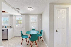 Dining - Cozy retreat, steps away from Gulf and beaches, dog friendly, AC (Holmes Beach)